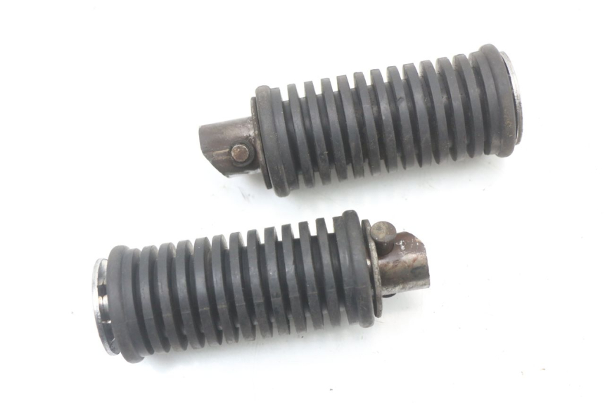 photo de PAIRE CALE PIED ARRIERE SUZUKI GZ MARAUDER 125 (1998 - 2004)