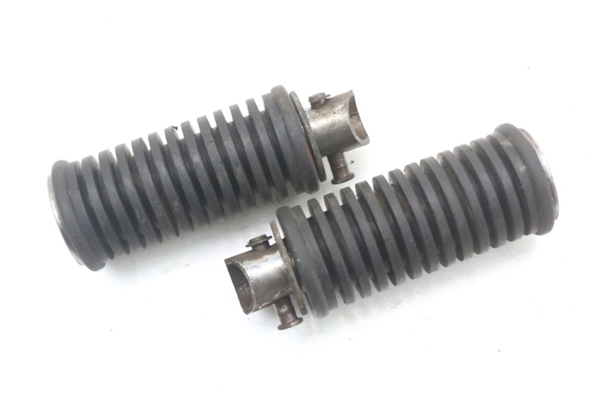 photo de PAIRE CALE PIED ARRIERE SUZUKI GZ MARAUDER 125 (1998 - 2004)
