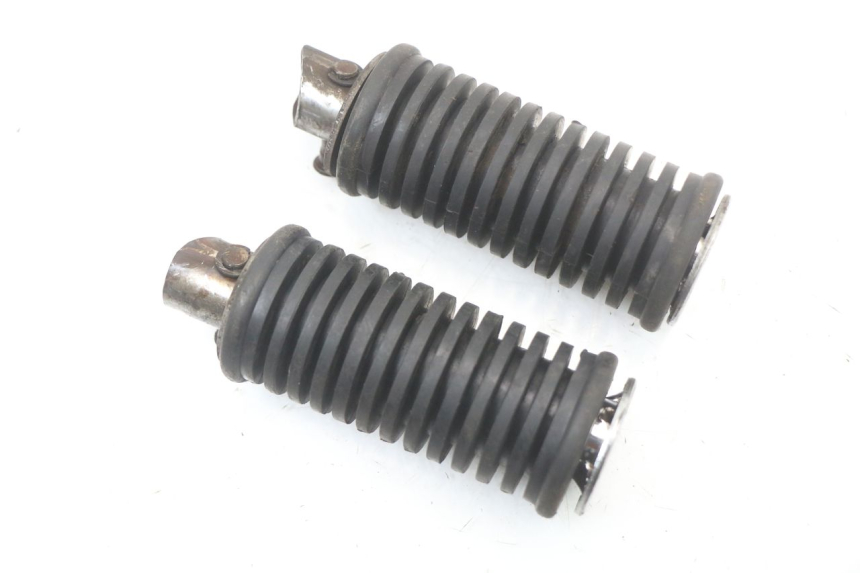 photo de PAIRE CALE PIED ARRIERE SUZUKI GZ MARAUDER 125 (1998 - 2004)