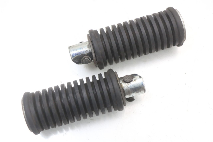 photo de Pair of rear foot pegs SUZUKI VL INTRUDER 125 (2004 - 2007)