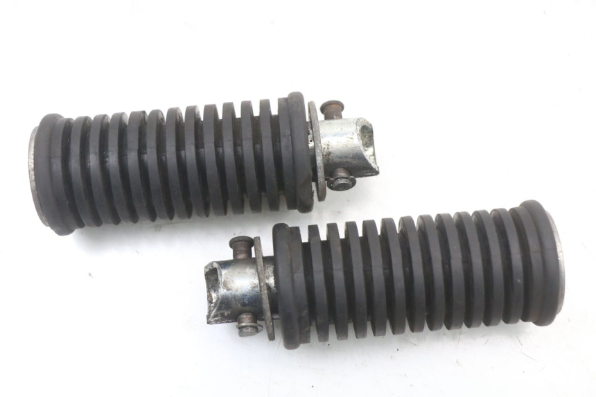 photo de Pair of rear foot pegs SUZUKI VL INTRUDER 125 (2004 - 2007)