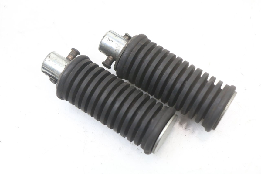 photo de Pair of rear foot pegs SUZUKI VL INTRUDER 125 (2004 - 2007)