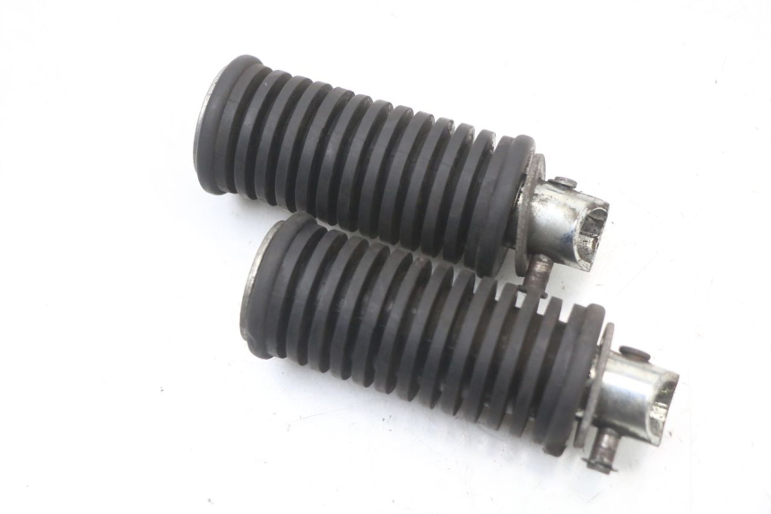 photo de Pair of rear foot pegs SUZUKI VL INTRUDER 125 (2004 - 2007)
