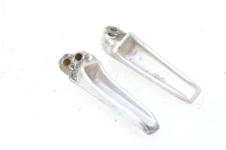 photo de PAIRE CALE PIED ARRIERE SUZUKI SV S 650 (2003 - 2009) - Gros plan technique