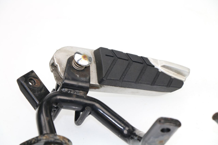 photo de PAIRE CALE PIED ARRIERE SYM GTS 250 (2005 - 2008)