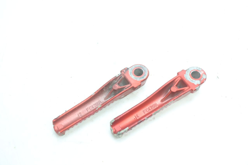 photo de PAIRE CALE PIED ARRIERE PEUGEOT TREKKER 50 (1995 - 2004) - Autre angle de vue