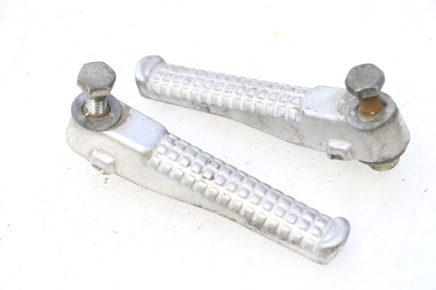 photo de PAIRE CALE PIED ARRIERE PEUGEOT TREKKER 50 (1995 - 2004) - Vue principale