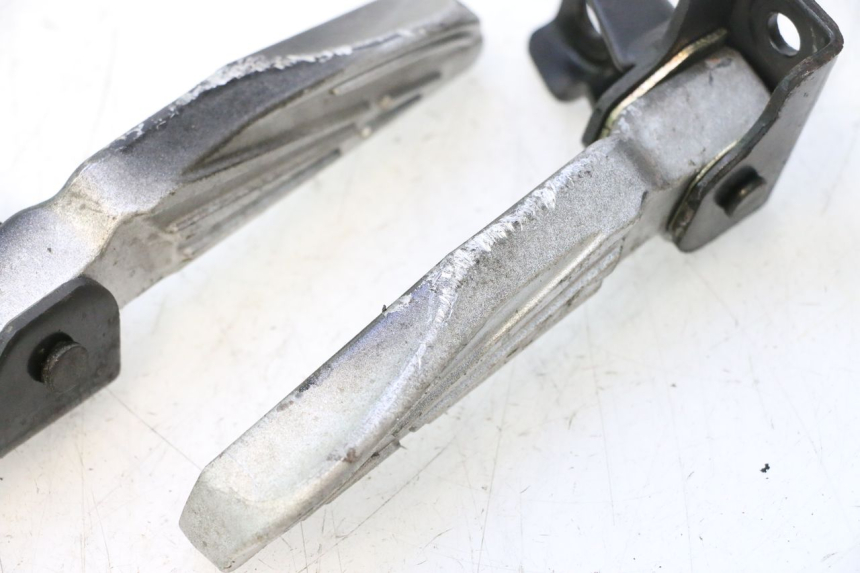 photo de PAIRE CALE PIED ARRIERE PEUGEOT TWEET 4T 50 (2018 - 2022) - Points de fixation