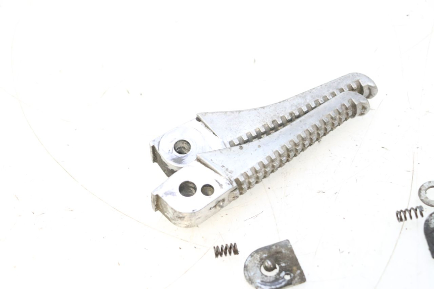 photo de PAIRE CALE PIED ARRIERE PIAGGIO TYPHOON 50 (2000 - 2009) - Autre angle de vue