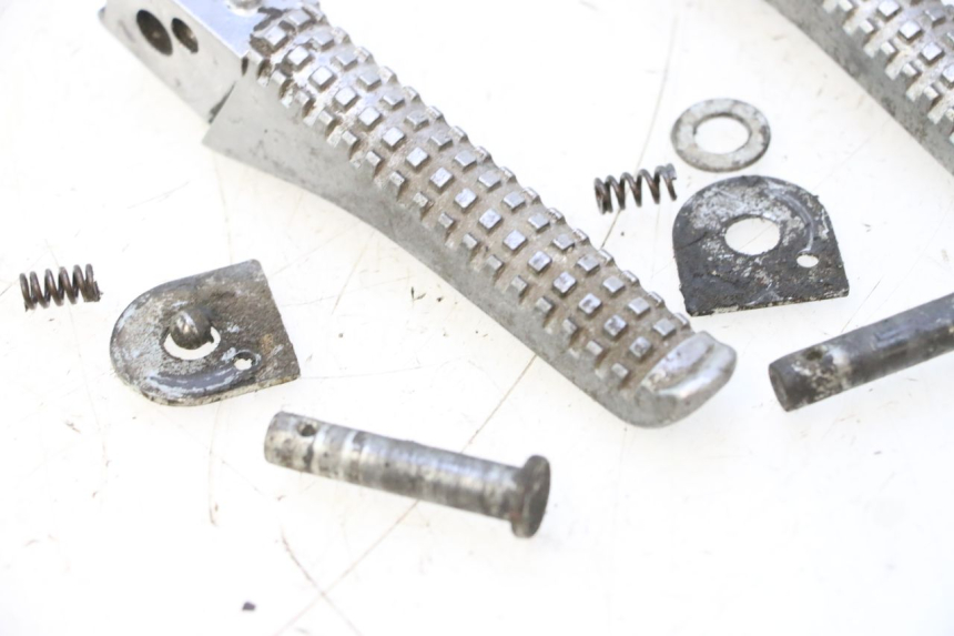 photo de PAIRE CALE PIED ARRIERE PIAGGIO TYPHOON 50 (2000 - 2009) - Points de fixation
