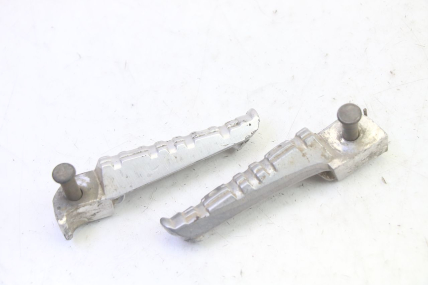 photo de PAIRE CALE PIED ARRIERE YAMAHA TZR 50 (2008 - 2016) - Zoom état d’usage