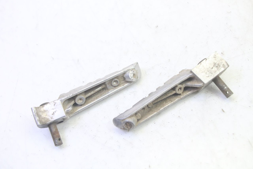 photo de PAIRE CALE PIED ARRIERE YAMAHA TZR 50 (2008 - 2016) - Autre angle de vue