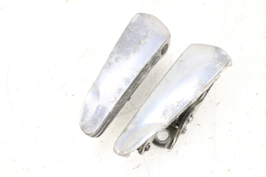 photo de PAIRE CALE PIED ARRIERE PIAGGIO VESPA GTS SUPER IE 125 (2009 - 2016) - Marquages et références