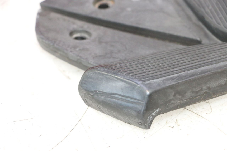 photo de PAIRE CALE PIED ARRIERE PIAGGIO VESPA S 2T 50 (2007 - 2014) - Gros plan technique