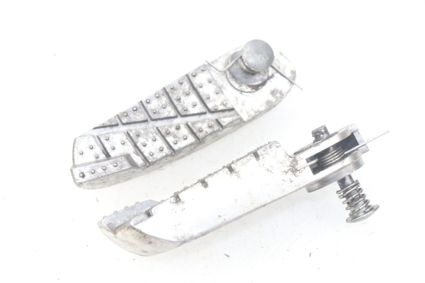 photo de PAIRE CALE PIED ARRIERE TGB X-MOTION XMOTION 125 (2008 - 2014) - Gros plan technique