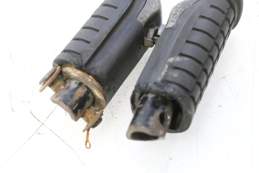 photo de PAIRE CALE PIED ARRIERE HONDA XRV AFRICA TWIN 750 (1990 - 1992) - Zoom état d’usage