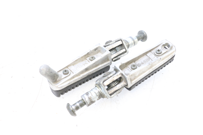 photo de PAIRE CALE PIED AVANT YAMAHA FZS FAZER 600 (1998 - 2001) - Gros plan technique