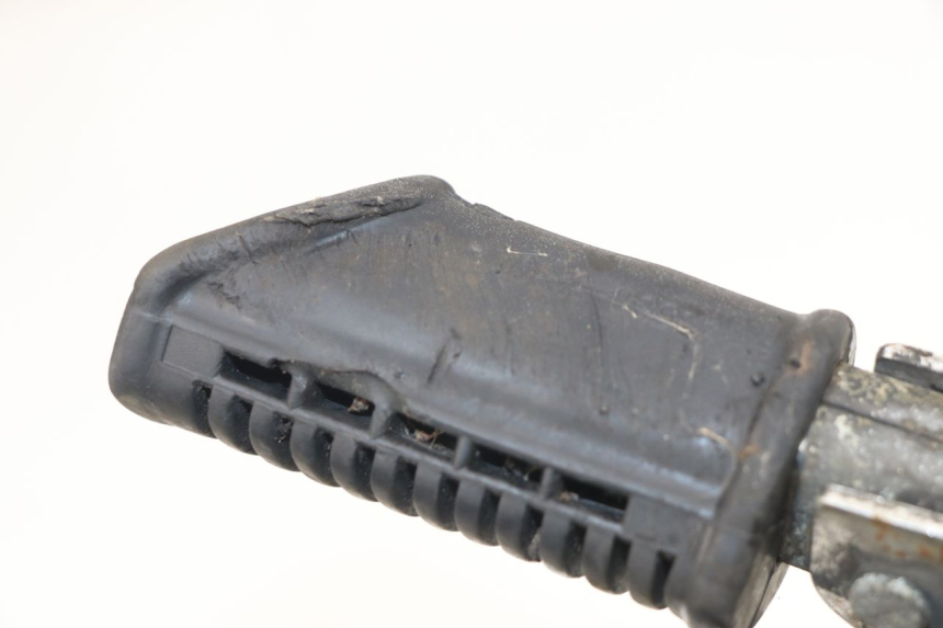 photo de PAIRE CALE PIED AVANT SUZUKI GN 125 (1997 - 2000)
