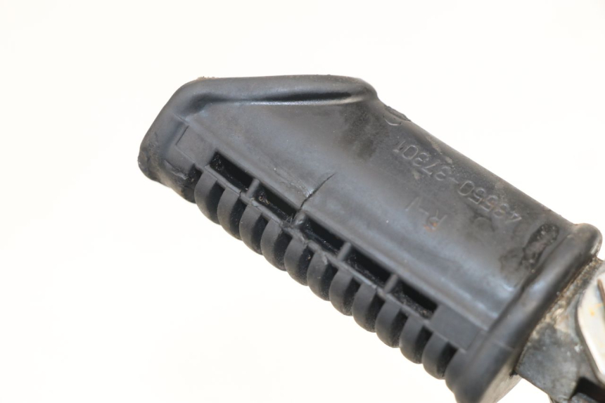 photo de PAIRE CALE PIED AVANT SUZUKI GN 125 (1997 - 2000)
