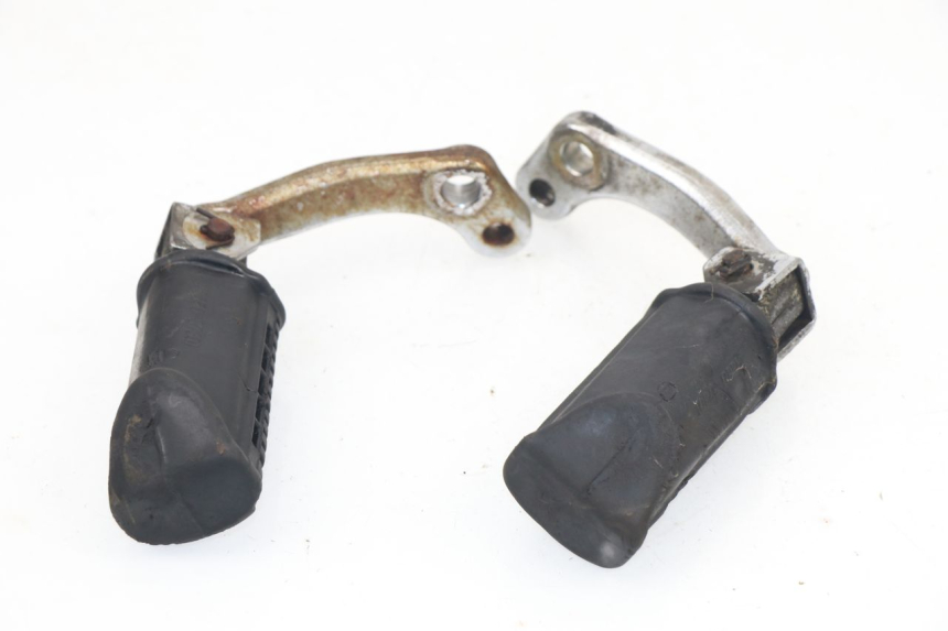photo de PAIRE CALE PIED AVANT SUZUKI GN 125 (1997 - 2000)