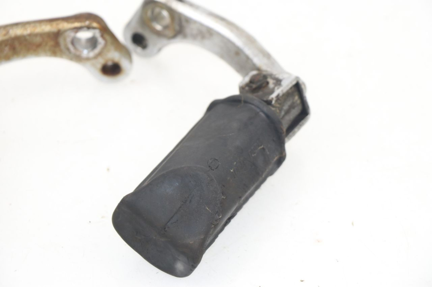 photo de PAIRE CALE PIED AVANT SUZUKI GN 125 (1997 - 2000)