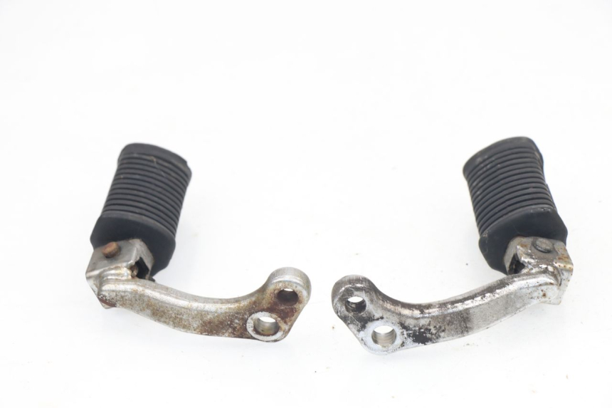 photo de PAIRE CALE PIED AVANT SUZUKI GN 125 (1997 - 2000)