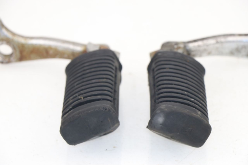 photo de PAIRE CALE PIED AVANT SUZUKI GN 125 (1997 - 2000)
