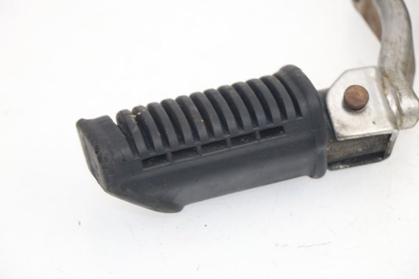 photo de PAIRE CALE PIED AVANT SUZUKI GN 125 (1997 - 2000)