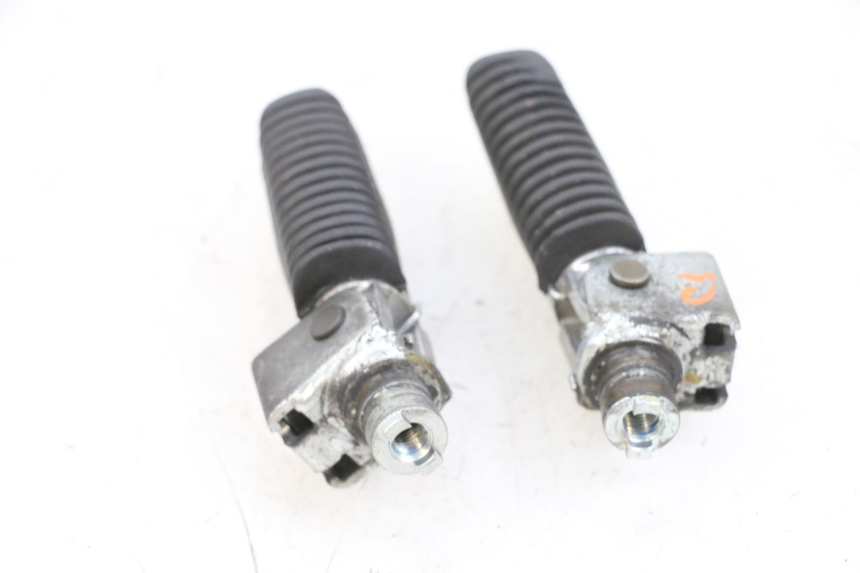 photo de PAIRE CALE PIED AVANT SUZUKI GSF N BANDIT 600 (1996 - 1999) - Gros plan technique