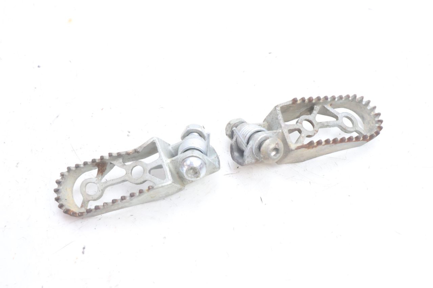 photo de PAIRE CALE PIED AVANT RIEJU MRT PRO SUPERMOTARD 50 (2007 - 2018) - Autre angle de vue