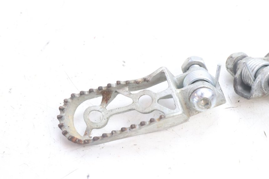 photo de PAIRE CALE PIED AVANT RIEJU MRT PRO SUPERMOTARD 50 (2007 - 2018) - Gros plan technique