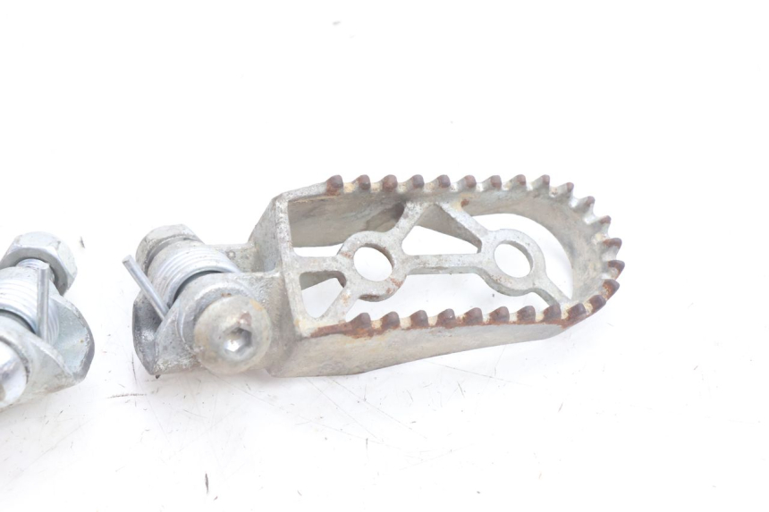 photo de PAIRE CALE PIED AVANT RIEJU MRT PRO SUPERMOTARD 50 (2007 - 2018) - Points de fixation