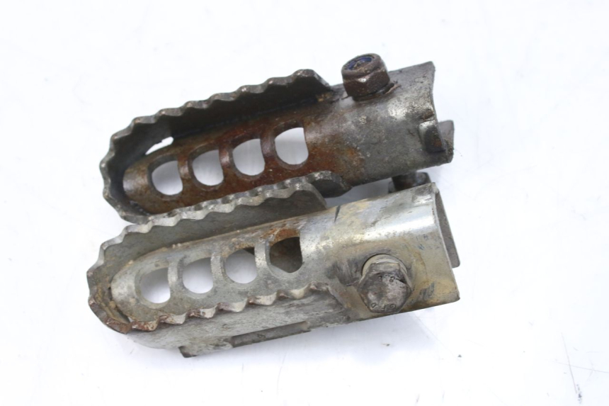 photo de PAIRE CALE PIED AVANT GILERA SMT SUPERMOTARD 50 (2009 - 2017)