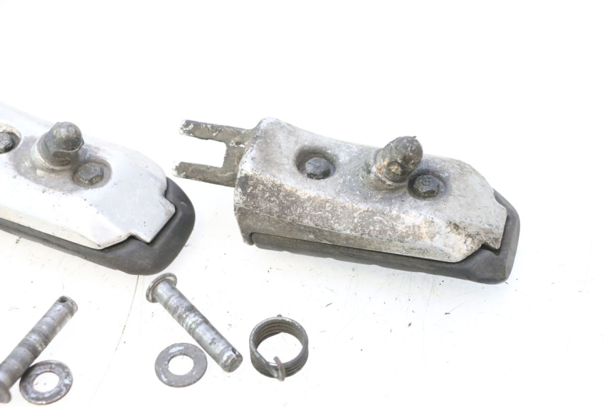 photo de PAIRE CALE PIED AVANT HONDA ST PAN EUROPEAN 1100 (1990 - 2002) - Gros plan technique