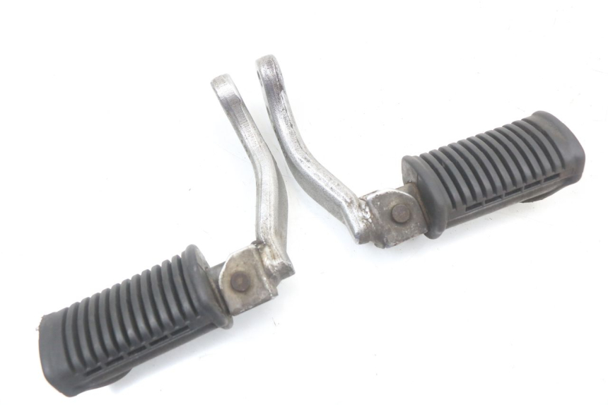 photo de PAIRE CALE PIED AVANT SUZUKI GN 125 (1997 - 2000)