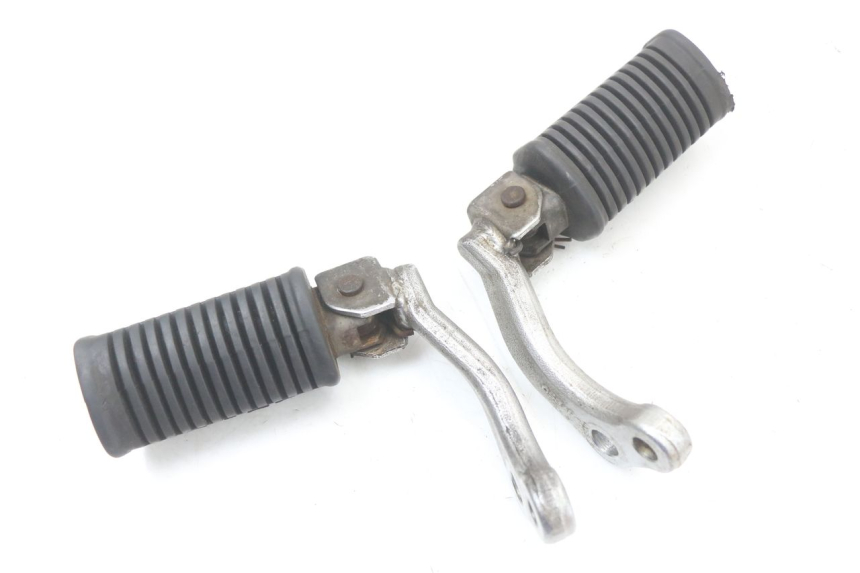 photo de PAIRE CALE PIED AVANT SUZUKI GN 125 (1997 - 2000)