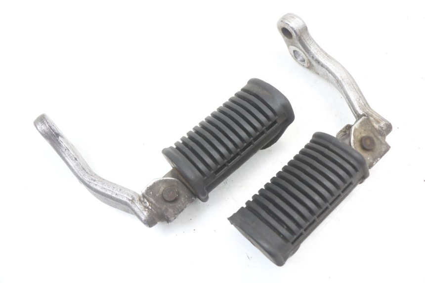 photo de PAIRE CALE PIED AVANT SUZUKI GN 125 (1997 - 2000)