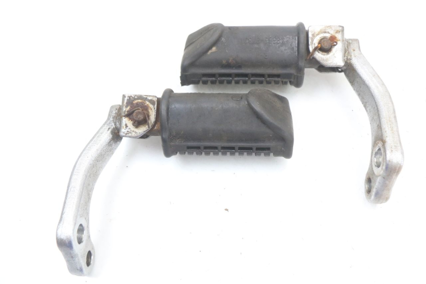 photo de PAIRE CALE PIED AVANT SUZUKI GN 125 (1997 - 2000)