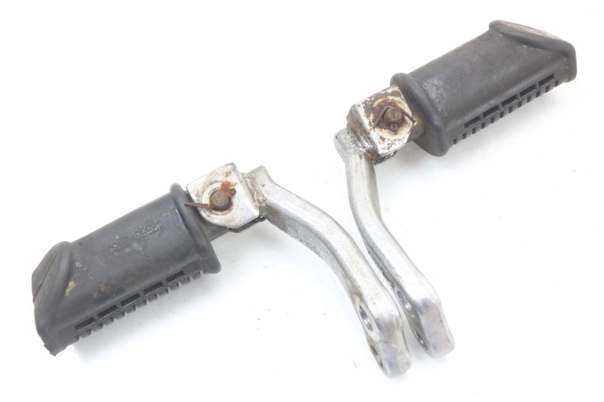 photo de PAIRE CALE PIED AVANT SUZUKI GN 125 (1997 - 2000)