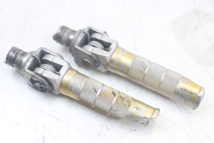 photo de PAIRE CALE PIED AVANT SUZUKI SV N 650 (1999 - 2002)
