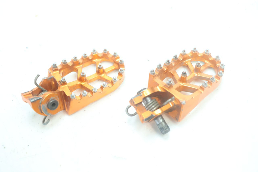 photo de PAIRE CALE PIED AVANT KTM SX 85 (2018 - 2024) - Gros plan technique