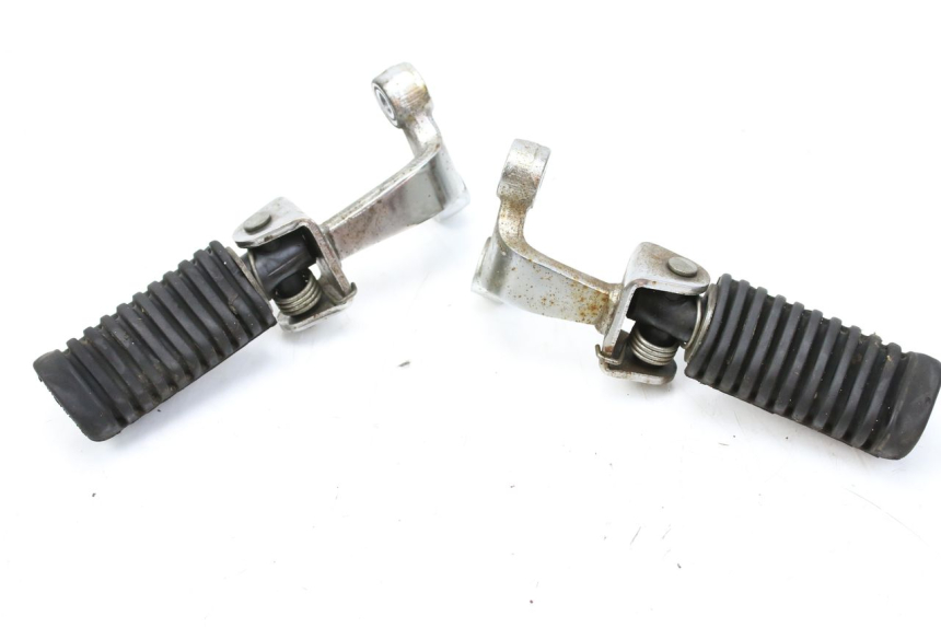 photo de PAIRE CALE PIED AVANT SYM HUSKY 125 (1999 - 2005)