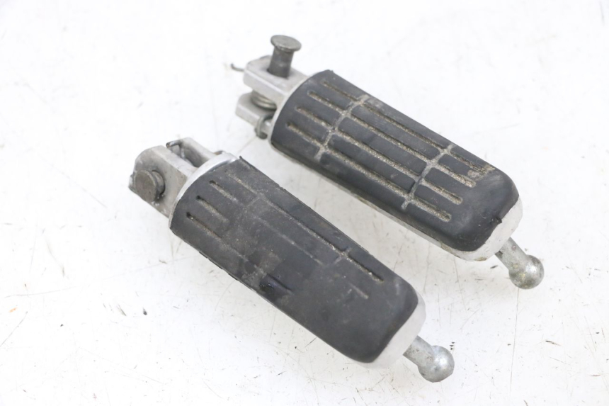 photo de PAIRE CALE PIED AVANT YAMAHA TDM ABS 900 (2002 - 2014) - Gros plan technique