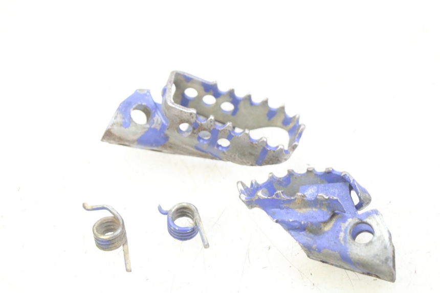 photo de PAIRE CALE PIED AVANT YAMAHA TTR 125 (2000 - 2020) - Autre angle de vue