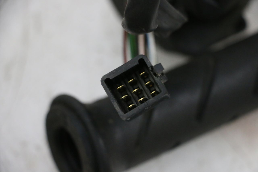 photo de PAIRE COMMODOS PEUGEOT SATELIS 125 (2013 - 2018) - Autre angle de vue