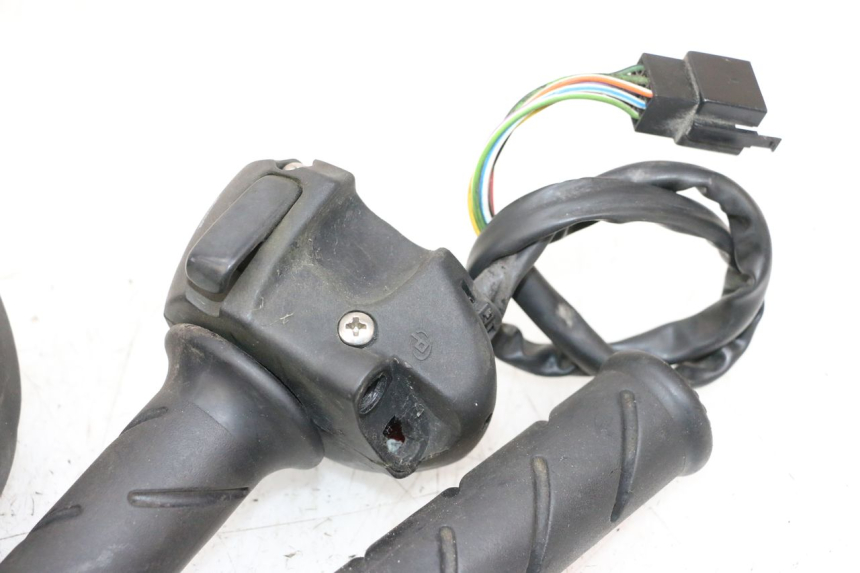 photo de PAIRE COMMODOS PEUGEOT SATELIS 125 (2013 - 2018) - État de surface