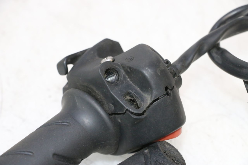 photo de PAIRE COMMODOS PEUGEOT SATELIS 125 (2013 - 2018) - Zoom état d’usage