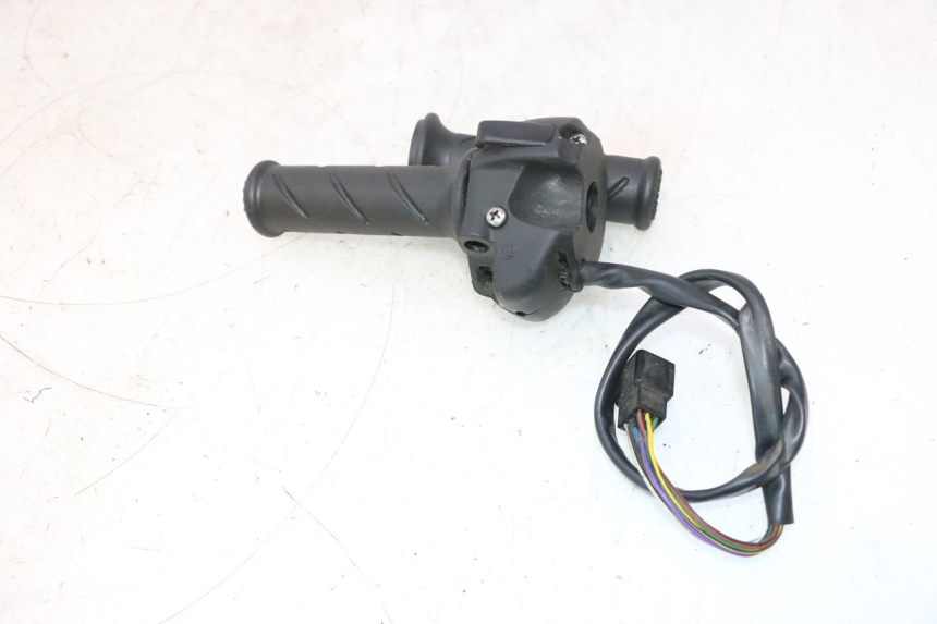 photo de PAIRE COMMODOS PEUGEOT SATELIS 125 (2013 - 2018) - Autre angle de vue