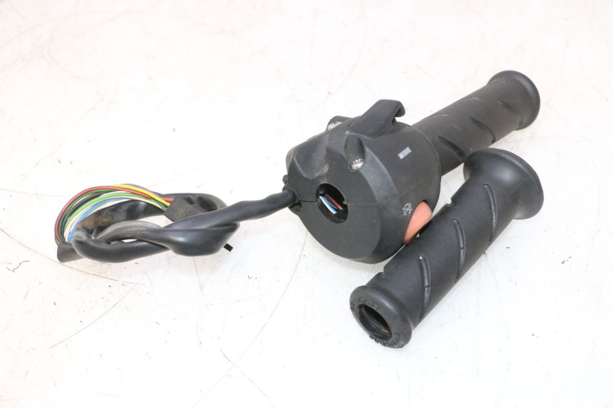photo de PAIRE COMMODOS PEUGEOT SATELIS 125 (2013 - 2018) - Gros plan technique