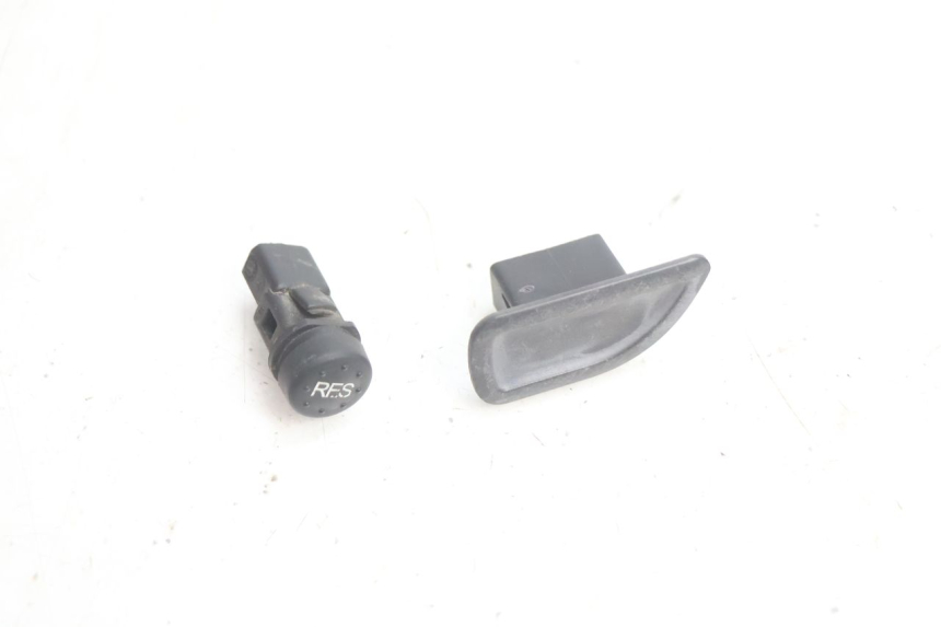 photo de PAIRE COMMODOS PIAGGIO X8 STREET 125 (2006 - 2007) - Détail de la pièce